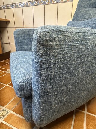 Sillón + reposapiés cómodo. Tela algo gastada
