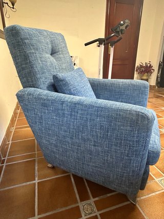 Sillón + reposapiés cómodo. Tela algo gastada