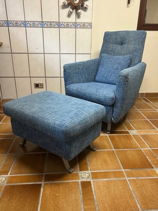 Sillón + reposapiés cómodo. Tela algo gastada