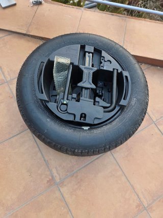 Rueda de repuesto Michelin con gato
