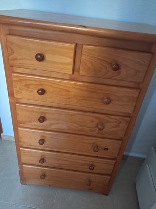 Cómoda de madera con 7 cajones