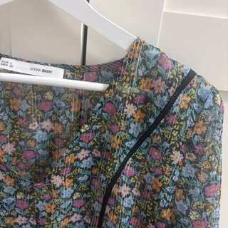 Blusa floral manga larga cuello V
