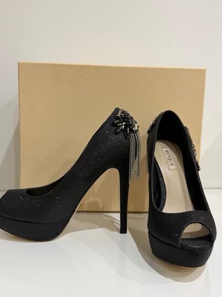 Zapatos de tacón MENBUR negros con pedrería