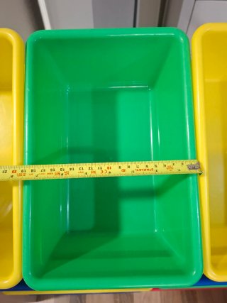 Estantería de juguetes con cubos de colores