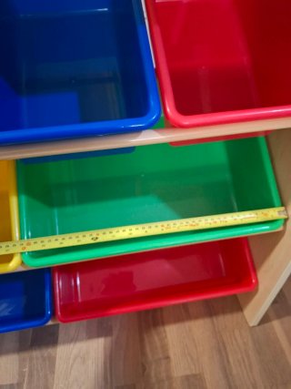 Estantería de juguetes con cubos de colores