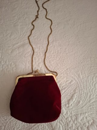 Bolso de terciopelo rojo con inicial T