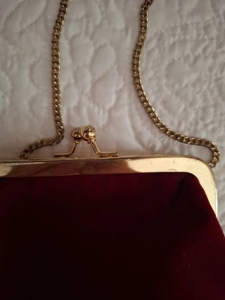 Bolso de terciopelo rojo con inicial T