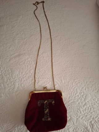 Bolso de terciopelo rojo con inicial T