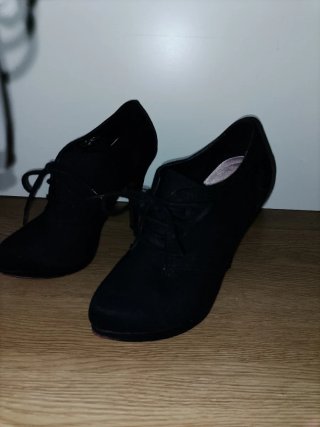 Elegantes zapatos de ante negro