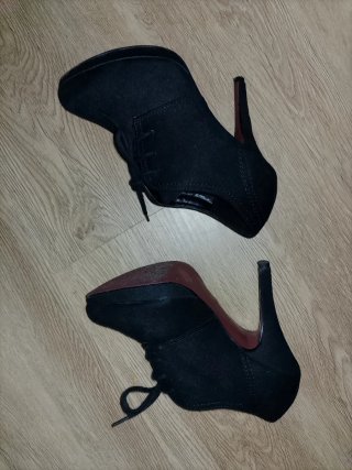 Elegantes zapatos de ante negro