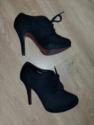Elegantes zapatos de ante negro