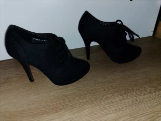 Elegantes zapatos de ante negro