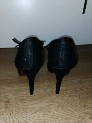 Elegantes zapatos de ante negro