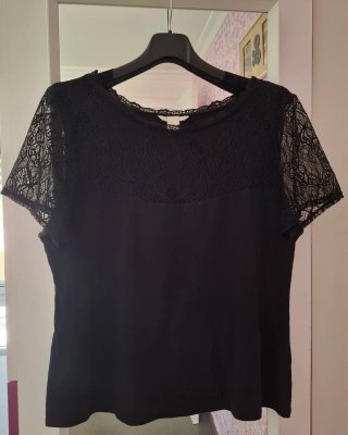Camiseta negra con encaje