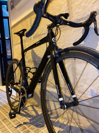 Bicicleta de carretera negra