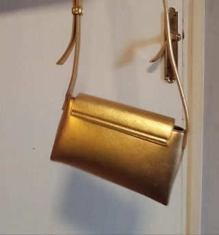 Bolso de mano dorado