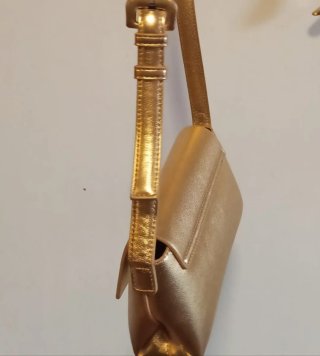 Bolso de mano dorado