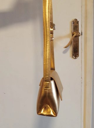 Bolso de mano dorado
