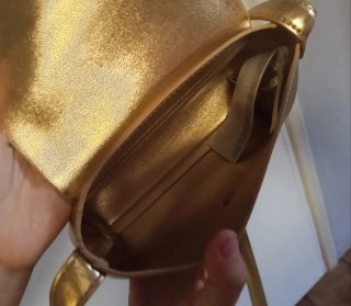 Bolso de mano dorado
