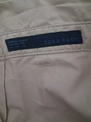 Falda beige plisada