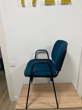 Silla de oficina azul con reposabrazos