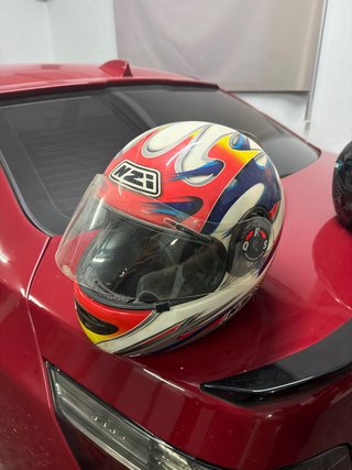 Casco de moto Nzi con diseño de llamas