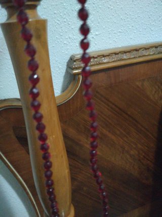 Collar antiguo de cuentas rojas