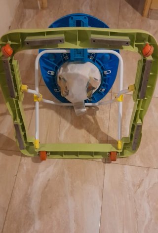 Passeggino per neonati blu e verde con giocattoli