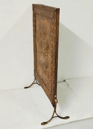 SALVACHISPAS LATÓN REPUJADO ANTIGUO DE CHIMENEA