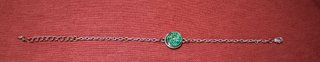 Pulsera plateada con piedra verde