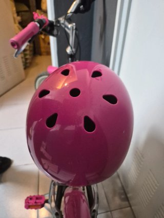 Casco de bicicleta rosa