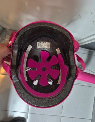 Casco de bicicleta rosa