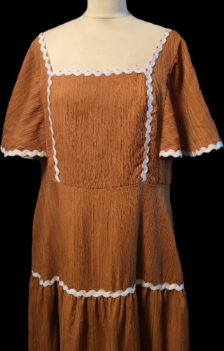 Vestido largo marrón con volantes