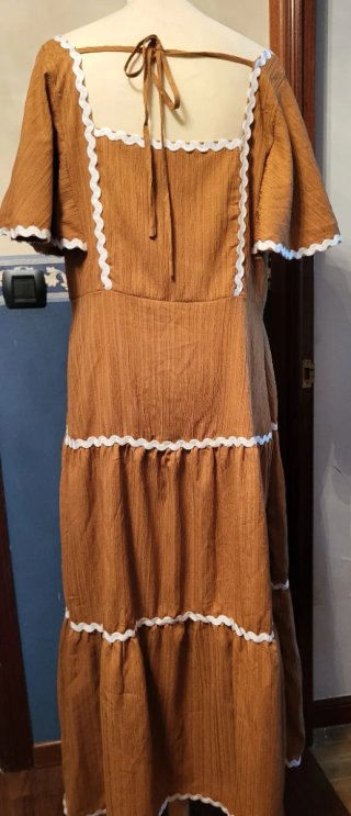 Vestido largo marrón con volantes
