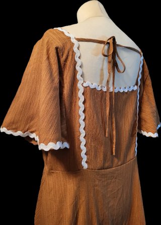 Vestido largo marrón con volantes
