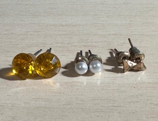 Pendientes dorados y amarillos