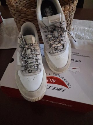 Zapatillas Skechers grises y blancas con purpurina