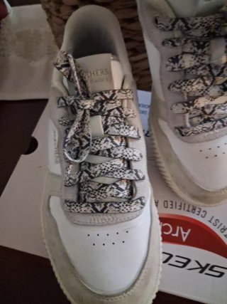 Zapatillas Skechers grises y blancas con purpurina