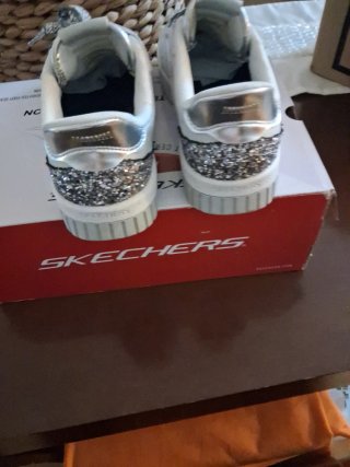 Zapatillas Skechers grises y blancas con purpurina