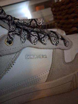 Zapatillas Skechers grises y blancas con purpurina