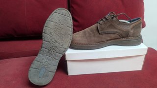 Zapatos de vestir Fluchos serraje marrón cómodos