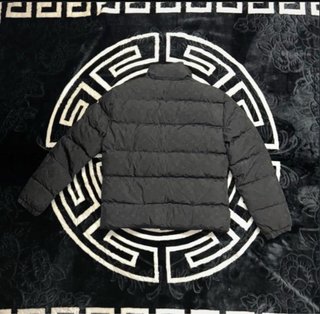 Chaqueta de plumas negra acolchada