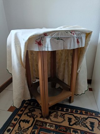 Mesa camilla redonda con faldas y cristal