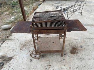 Barbacoa de hierro con ruedas