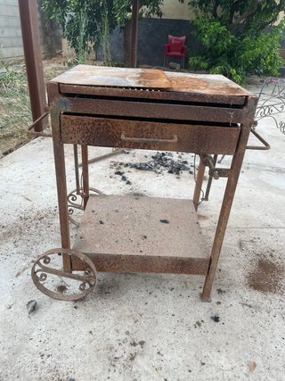Barbacoa de hierro con ruedas