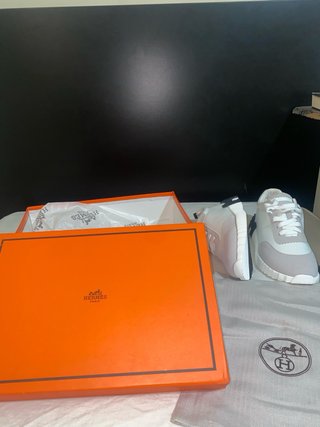Sapatos Hermès Cinza e Branco