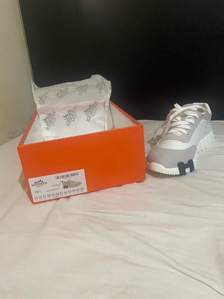 Sapatos Hermès Cinza e Branco