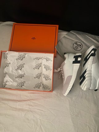Sapatos Hermès Cinza e Branco