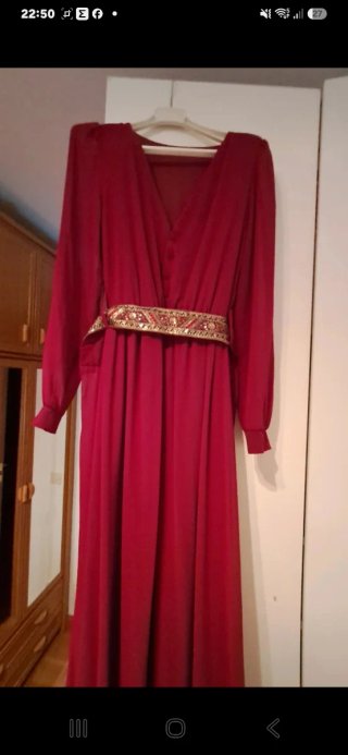 Vestido largo rojo con cinturón dorado
