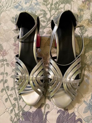 Zapatos de tacón plateados y rosas